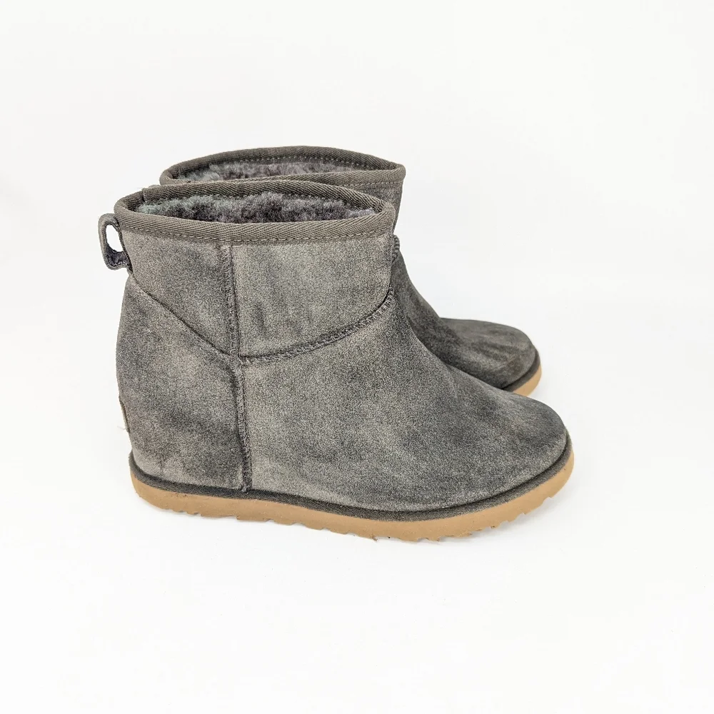UGG hidden wedge boot size 8 ( as is )